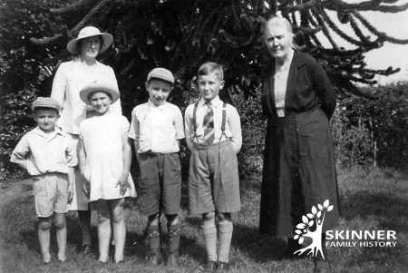 308j - Rosa Kate Skinner (far right) with Edith Agnes Skinner & family