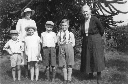 Rosa Kate Skinner with Edith Skinner & family