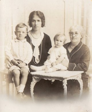 Beatrice with daughter Alice and grandchildren